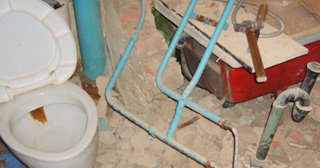 Профессиональный демонтаж перегородки ванной и туалета в Донецке - от 579 рублей